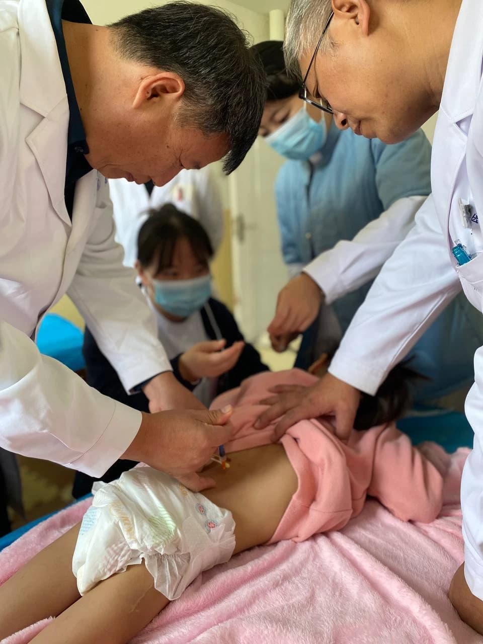 Сеанс обкалывания: специалист выполняет инъекцию микродозы препарата в биологически активную точку