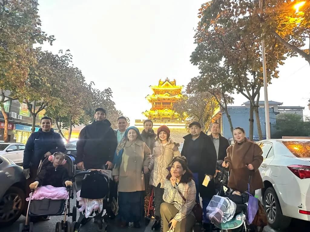 Прогулка группы семей по городской улице